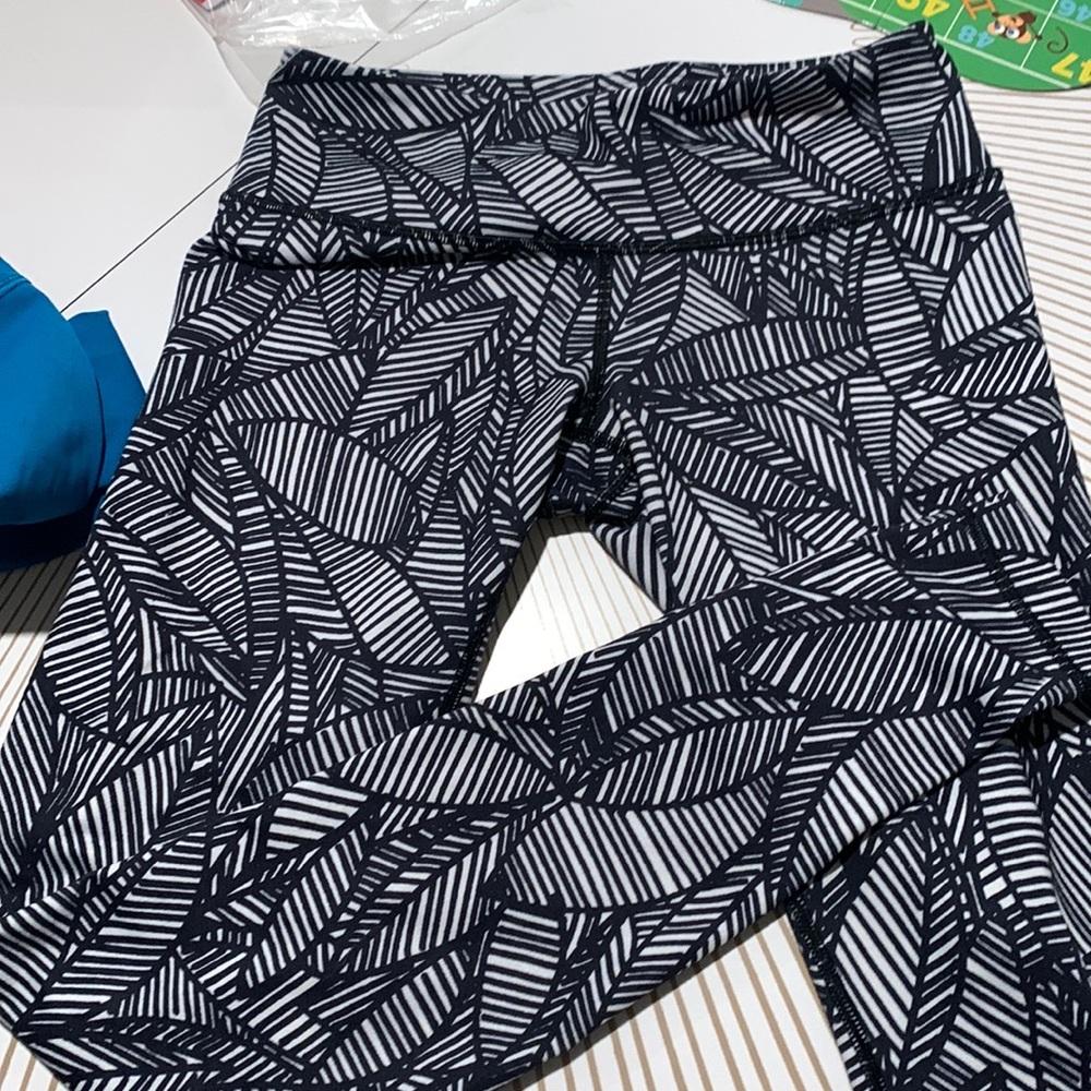 Good condition leggings, still very elastic but some pulling on the bottom